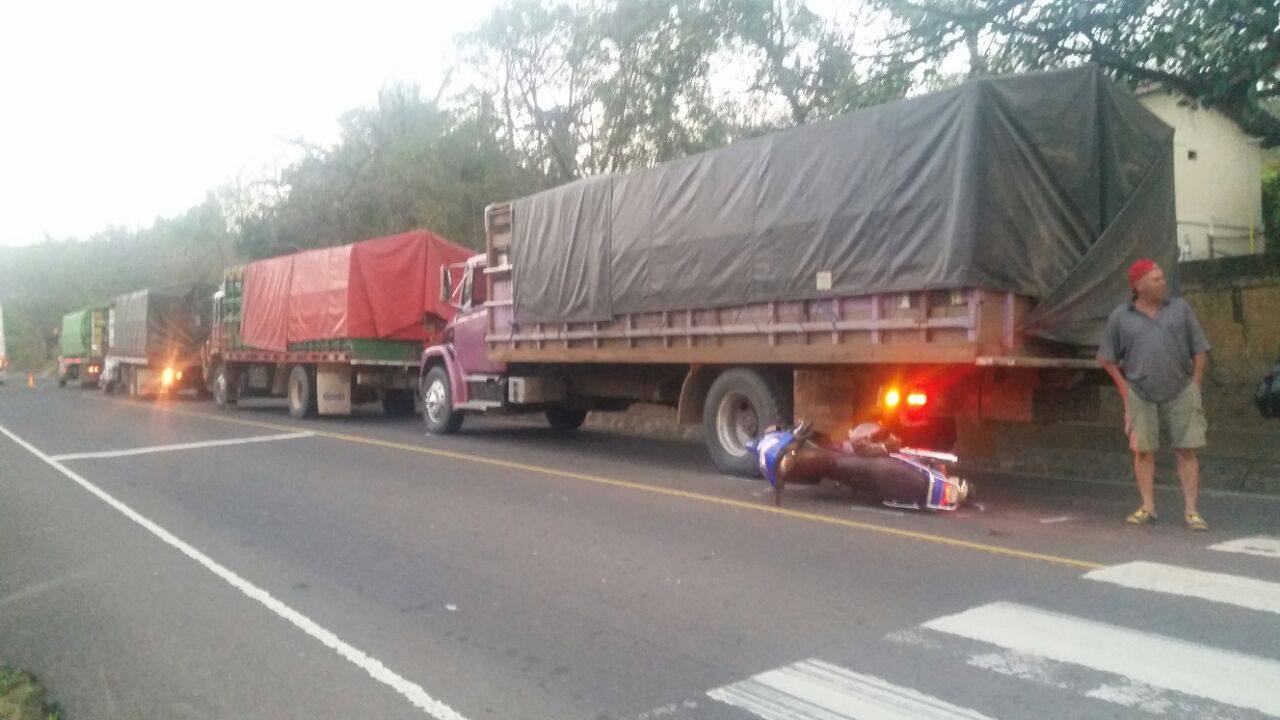 Así quedó la moto debajo de uno de los camiones que trasladaba víveres desde la Costa Caribe hacia la zona norte de país. LA PRENSA/R. Mora