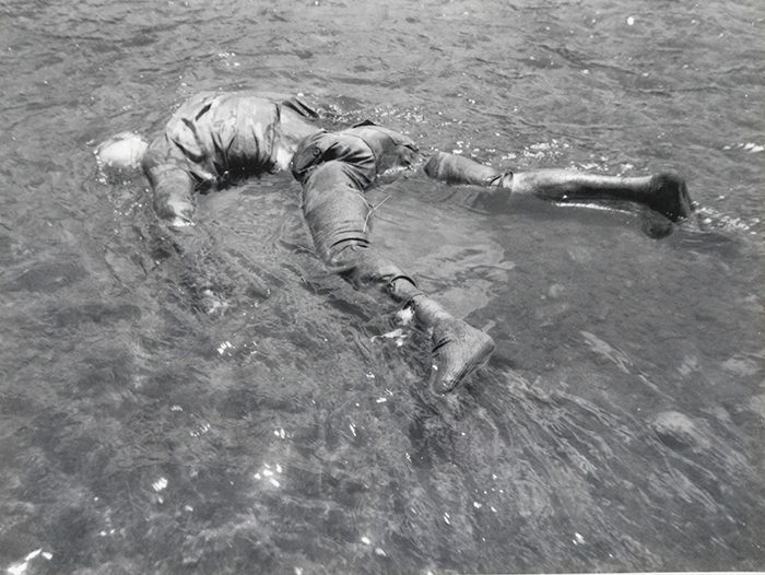 Foto tomada por los Contras de un joven del SMP cuyo cadáver flotaba en el río Coco. Foto: Cortesía / La Prensa