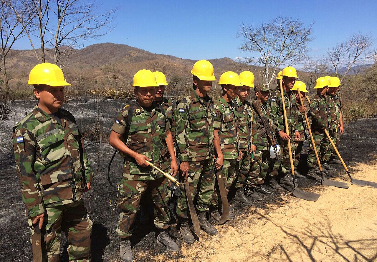 Soldados del Segundo Comando del Ejército de Nicaragua acudieron al sitio del incendio forestal para sofocar las llamas. LA PRENSA/A. LORÍO