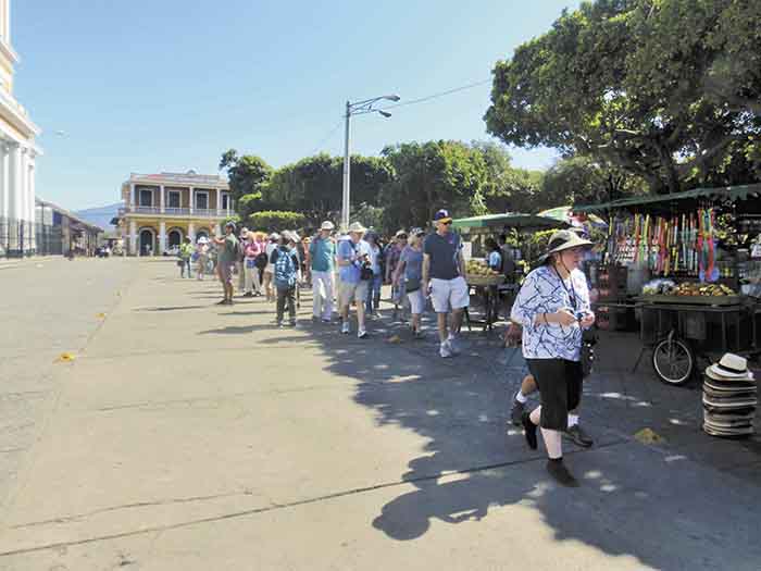 Centenares de turistas extranjeros están entrando a la ciudad de Granada desde la semana pasada, mientras el sector comercio se queja de malas ventas. LA PRENSA/ L.VARGAS