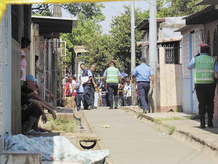 “El Pinta” corrió para salvar su vida, pero se desplomó en una acera. En el 2014, cerca de ese lugar, fue abatido otro joven al recibir ocho disparos. LA PRENSA/WILIH NARVÁEZ