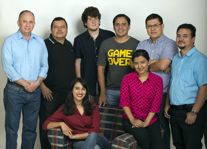 Equipo de Revista Domingo. Arriba, de izquierda a derecha: Fabián Medina, Óscar Navarrete, Fabrice Le Lous, Elías Lezama, Eduardo Cruz, Luis González. Abajo: Alejandra González C. y Keyling T. Romero. Foto: Uriel Molina / La Prensa.