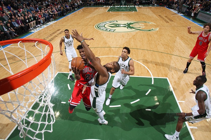 Jimmy Butler (21) anotó 20 puntos en la victoria de los Bulls de Chicago sobre los Bucks de Milwaukee. LA PRENSA/Gary Dineen/NBAE via Getty Images/AFP