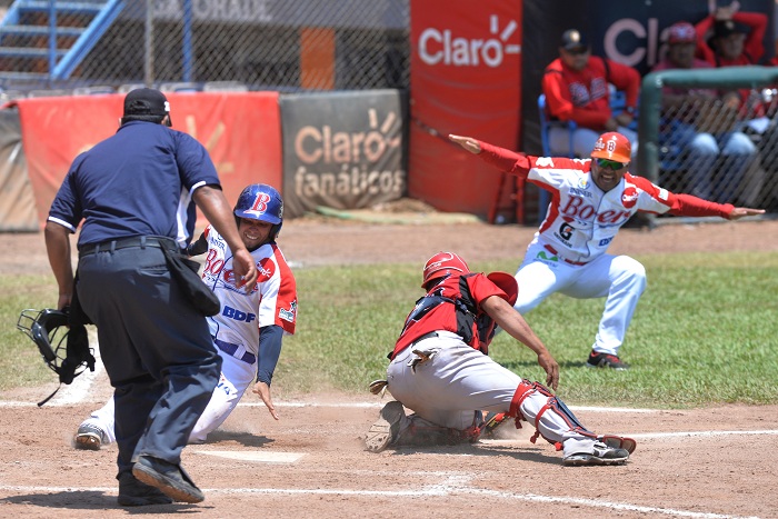Bismarck Rivera evadió al receptor Hernaldo Aráuz y anotó la carrera que le dio la victoria al Bóer ante León. LA PRENSA/ JADER FLORES