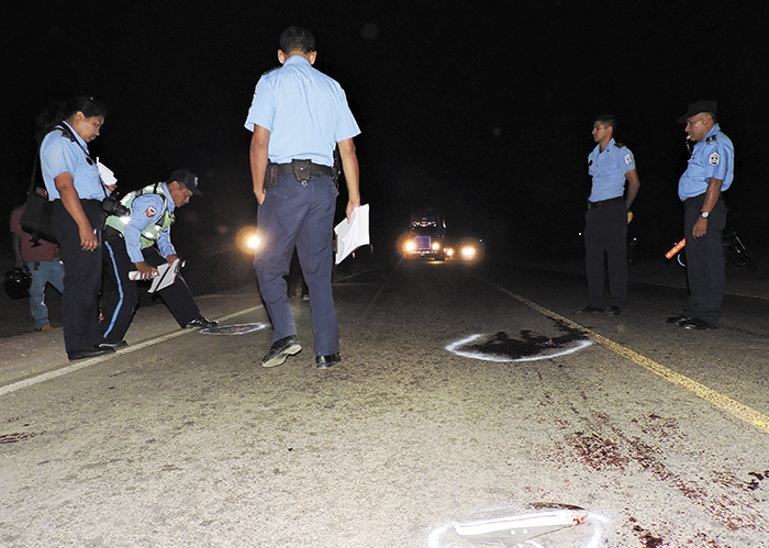 En la ruta a Casares-La Boquita un interlocal, cuyo conductor se dio a la fuga, embistió a una “caponera” y causó la muerte del joven Anderson Jafet Bermúdez Ortiz. Otro muchacho se encuentra herido en el hospital. LA PRENSA/ M GARCÍA