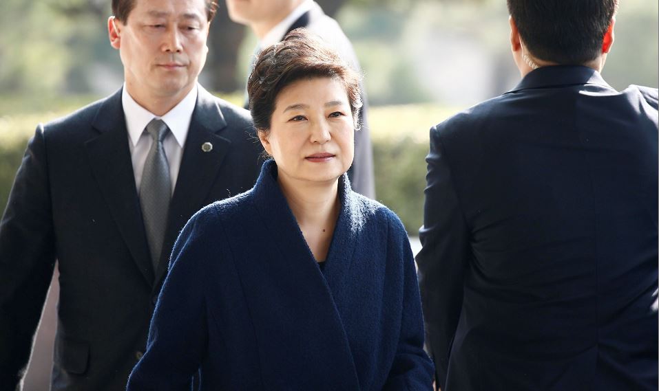La expresidenta de Corea del Sur Park Geun-hye (c) llega a la oficina Central de la Fiscalía del Distrito el pasado 21 de marzo. EFE