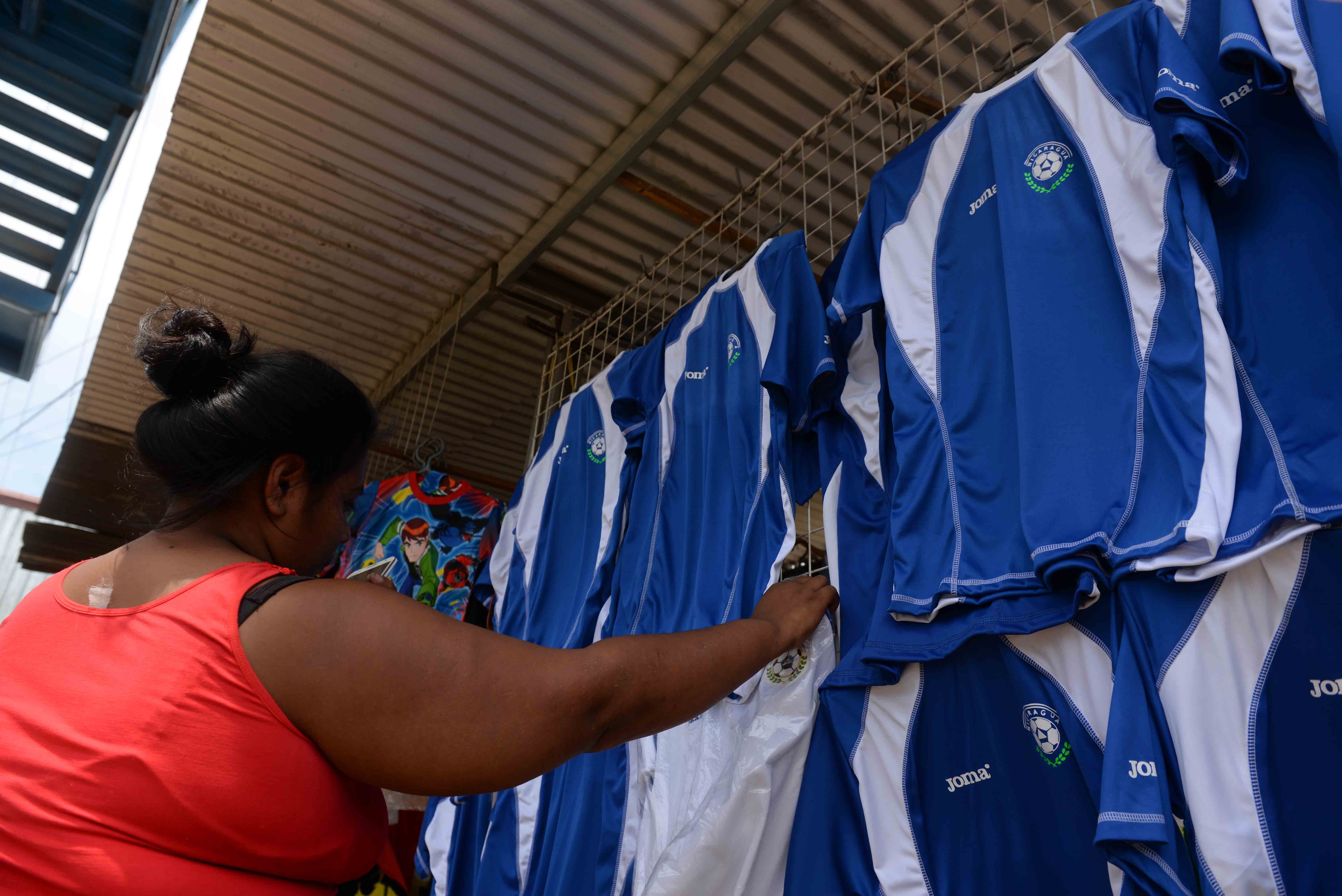 Venta de camisetas de la Selección de Futbol como «pan caliente»