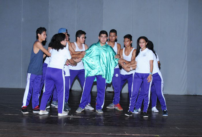 Estudiantes teatralizan el poema Oda Roosevelt de Rubén Darío