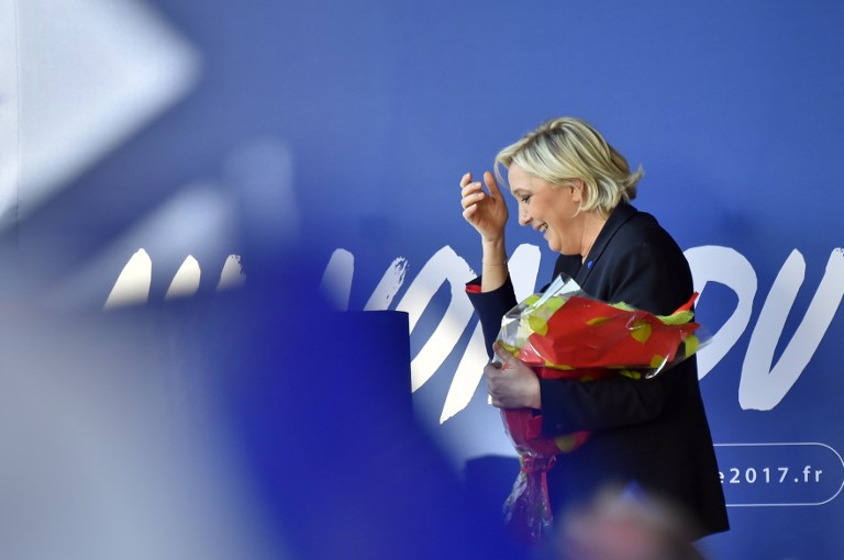 Arrojan huevos a Le Pen en una fábrica en Francia