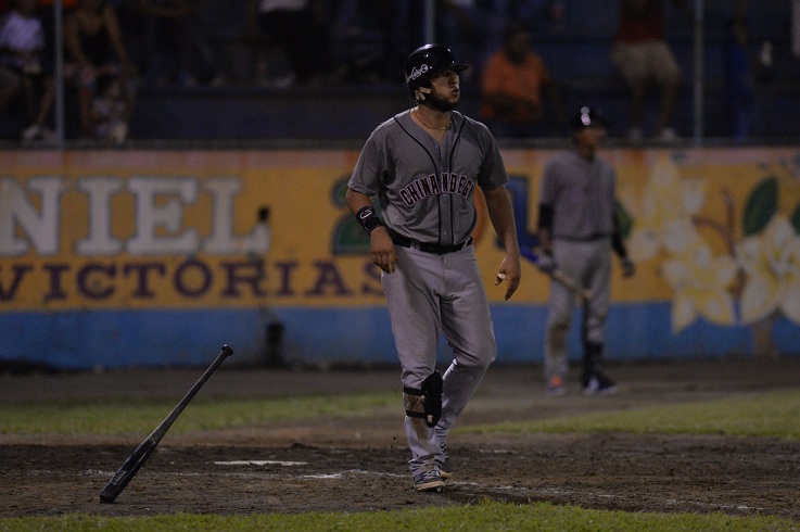 Jem Argeñal sigue con la mirada la trayectoria del jonrón. Foto: Jader Flores
