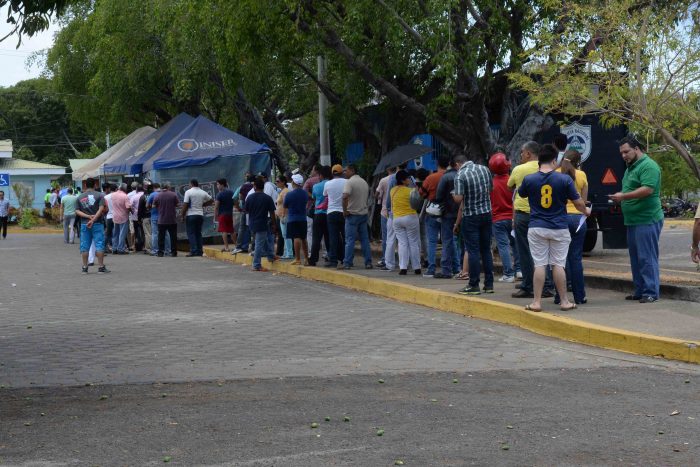 Conductores buscan sticker de rodamiento a última hora