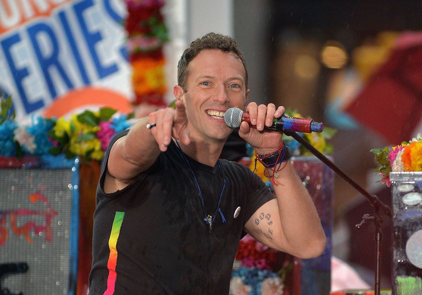 Chris Martin de Coldplay visita a fan en hospital de Manila
