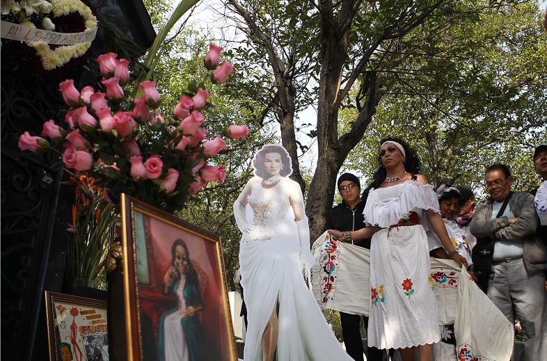 Homenajean a María Félix con canciones y flores a 15 años de su muerte