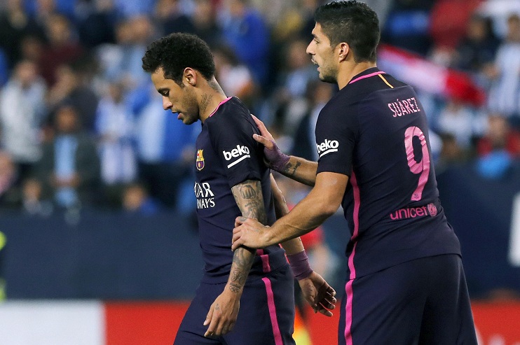 El delantero brasileño del FC Barcelona Neymar da Silva (i), junto al uruguayo Luis Suárez, es expulsado tras sacarle tarjeta roja durante el partido de la jornada trigésima primera de Liga en Primera División que Málaga CF y FC Barcelona juegan esta noche en el estadio de La Rosaleda, en Málaga. EFE/Jorge Zapata