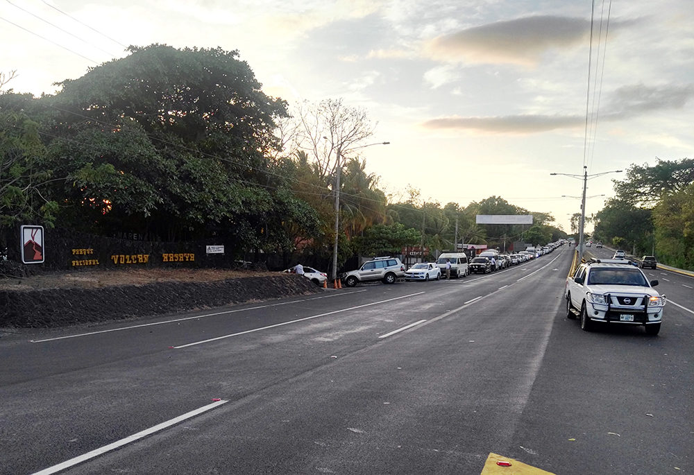 La fila de carros con turistas a la espera de entrar al parque nacional Volcán Masaya superaba el kilómetro de distancia. LA PRENSA / Yohany López.
