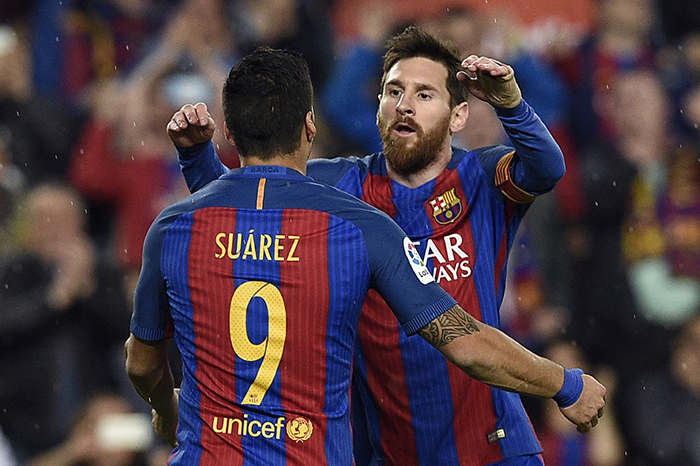 Luis Suárez y Lionel Messi celebran el triunfo del Barcelona sobre la Real Sociedad. LA PRENSA / AFP