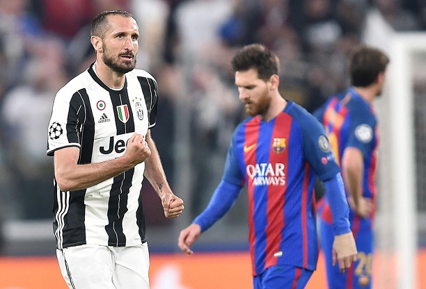 TURÍN (ITALIA), 11/04/2017.- El jugador de Juventus Giorgio Chiellini (i) celebra un gol ante Lionel Messi (d) de Barcelona hoy, martes 11 de abril de 2017, durante el juego de ida de los cuartos de final de la Liga de Campeones que se disputa en el estadio Juventus de Turín, Italia. Juventus ganó 3-0. EFE/ALESSANDRO DI MARCO