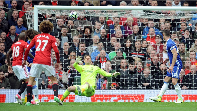Ander Herrera, del Manchester United, no figura en la foto, marca el segundo gol de su equipo durante el partido de fútbol de la Premier League inglesa entre el Manchester United y el Chelsea en el estadio Old Trafford de Manchester, el domingo 16 de abril de 2017. (AP Photo / Rui Vieira)
