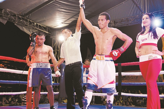 Alexander Espinoza tuvo una prueba dura en su carrera al pelear con Carlos Rueda. Foto: LA PRENSA/ ARCHIVO