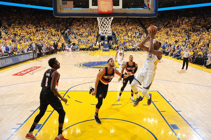 Kevin Durant jugó su primer partido de postemporada con los Warriors de Golden State y los llevó al triunfo. LA PRENSA/APF