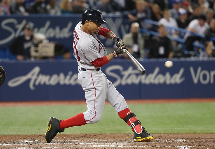 Mookie Betts disparó su primer cuadrangular de la temporada y empujó par de carreras en la victoria de los Medias Rojas sobre los Azulejos. LA PRENSA/Tom Szczerbowski/Getty Images/AFP