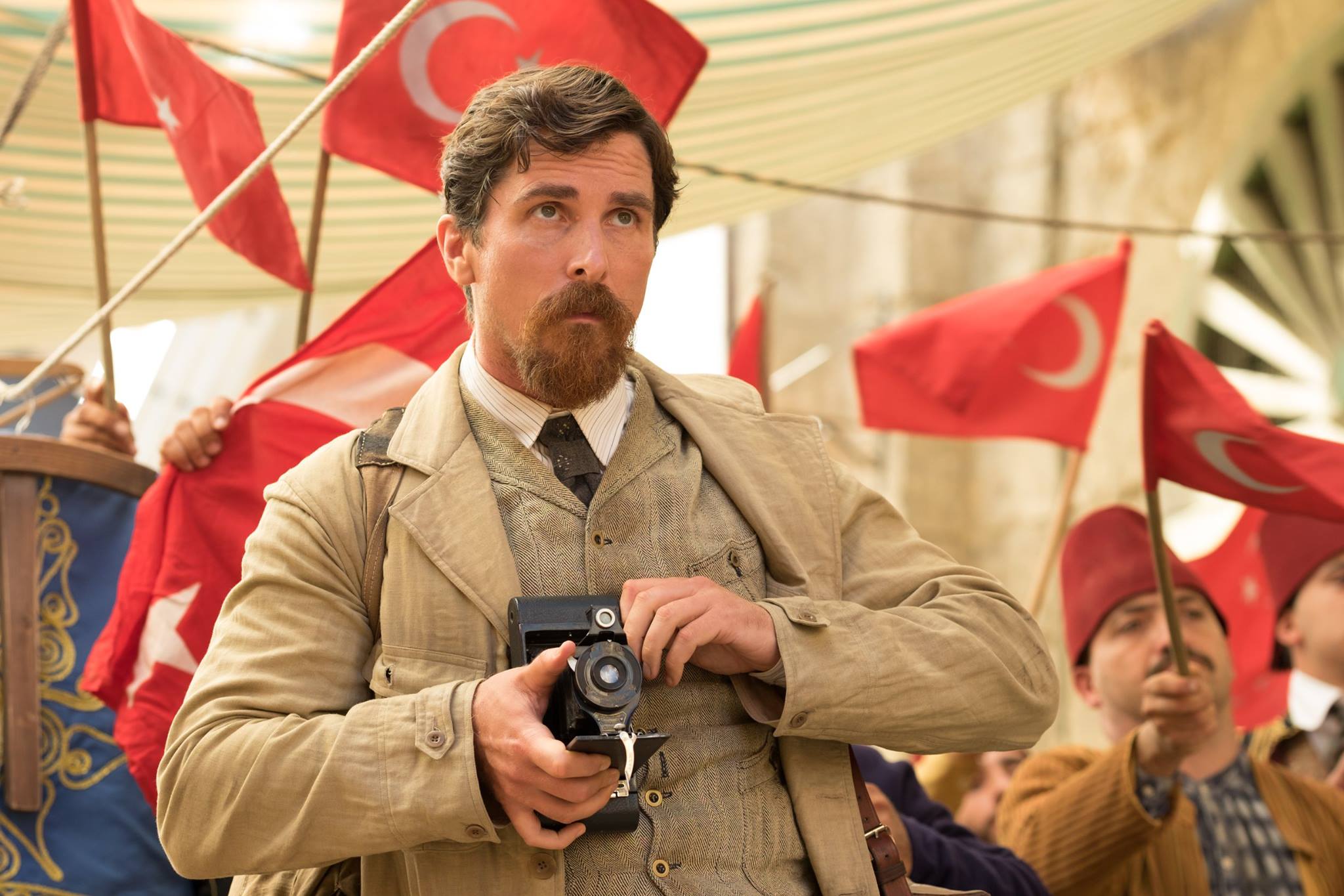 Christian Bale es un reportero de la AP en The Promise