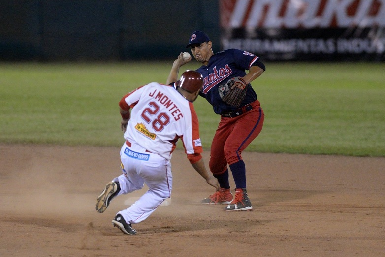 El receptor del Bóer, Janior Montes es puesto out en segunda por Ronald Garth, de los Dantos, en una acción de doble matanza. Foto: LA PRENSA/ ROBERTO FONSECA