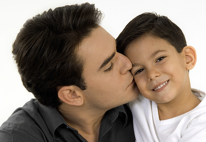 Besar y abrazar a los hijos durante su infancia es importante.
