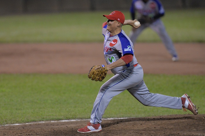 Juan Serrano lanzó cinco entradas de solo dos hits frente a la peligrosa artillería de los Dantos y ganó para el Bóer anoche. LA PRENSA/JADER FLORES