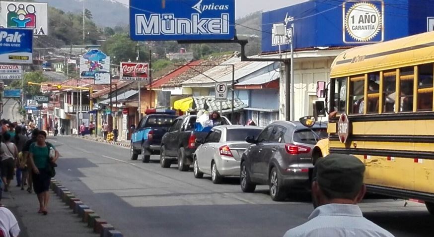 Custodia policial a caminata oficialista
