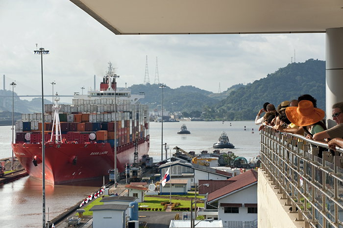 Vista del Canal Interoceánico desde el Centro de Visitantes de Miraflores, Panamá.
