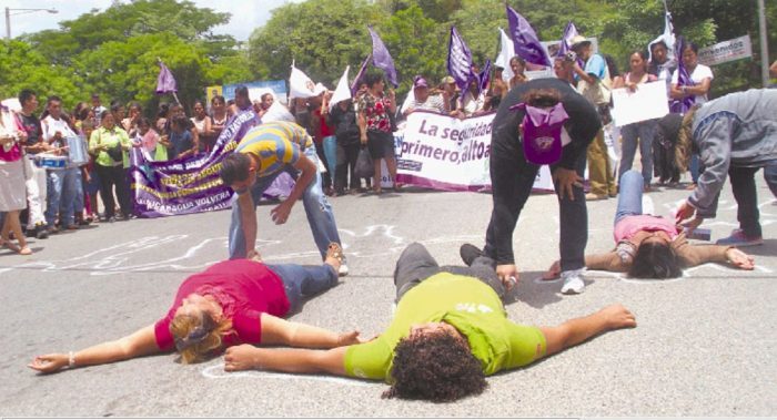 Mujeres critican