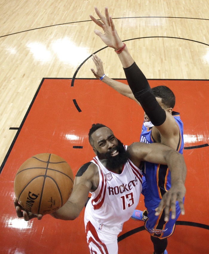 James Harden (13) anotó 34 puntos y fue el líder de la ofensiva. LA PRENSA/AP/David J. Phillip