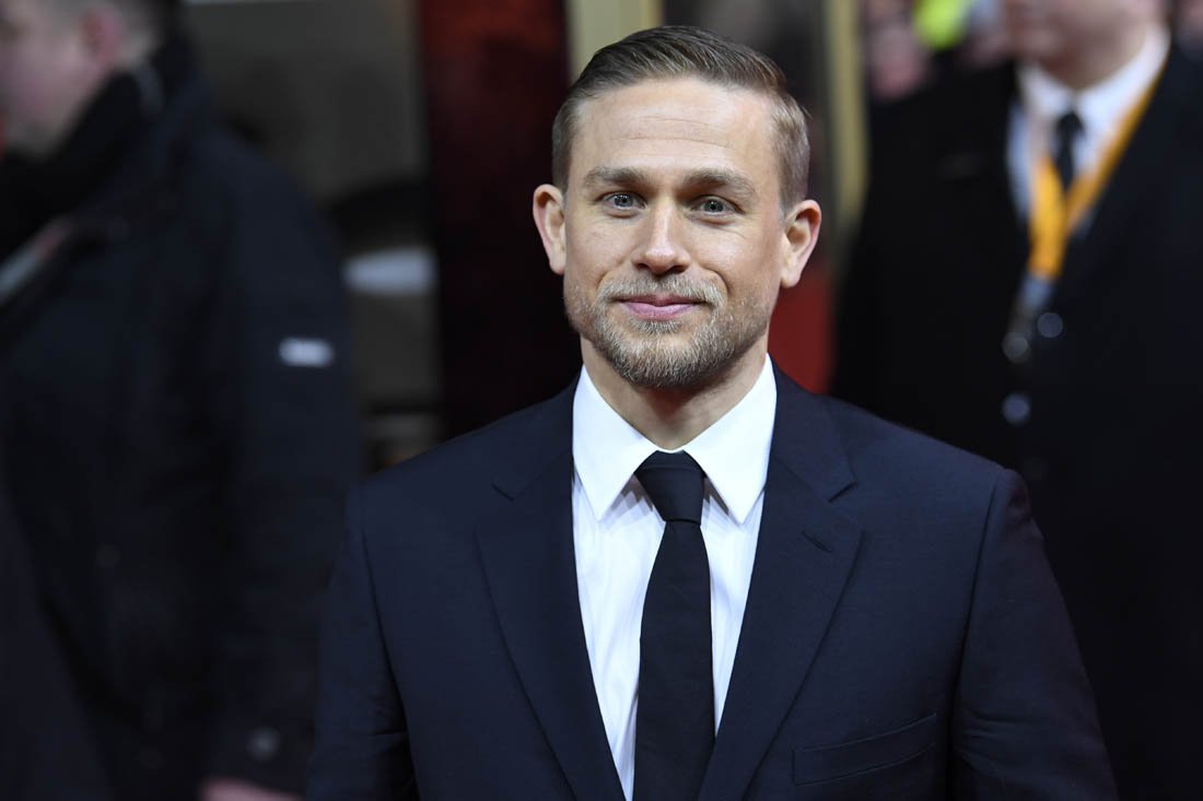 Charlie Hunnam, de Sons of Anarchy, encarna al rey Arturo