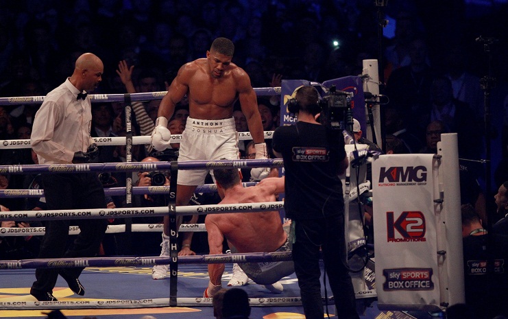 Anthony Joshua mira a Wladimir Klitschko en una de sus tres caídas ayer, en la batalla por los títulos de la FIB y AMB de los pesos completos. Foto: LA PRENSA/ EFE/EPA/SEAN DEMPSEY