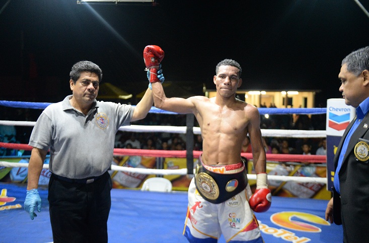Alexander Espinoza noqueó técnicamente en seis rounds a Bryan Pérez la noche del sábado en el municipio de El Crucero, Managua. LA PRENSA/ CARLOS VALLE