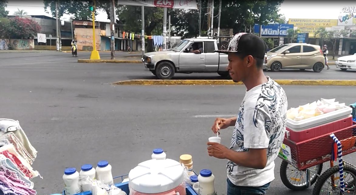Álvaro Antonio Jarquín, vendedor ambulante de 21 años de edad, es uno de los nicaragüenses que tiene un trabajo informal.