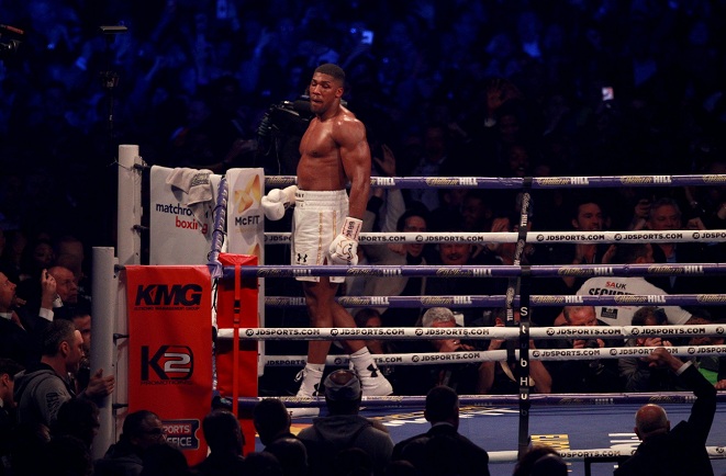 Anthony Joshua noqueó en once asaltos a Wladimir Klitschko y unificó los títulos de la FIB y AMB. FOTO: EFE
