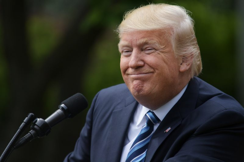 Presidente de EE.UU. despide al director del FBI