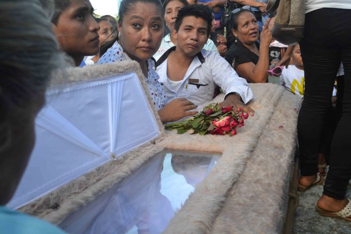 Entierran a nica que murió atropellada por tren en Costa Rica