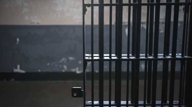 «Me tuvieron bajo el mismo techo que el del hombre que quería matarme»: qué es la orden de detención de testigos del siglo XIX que se sigue usando en EE.UU.