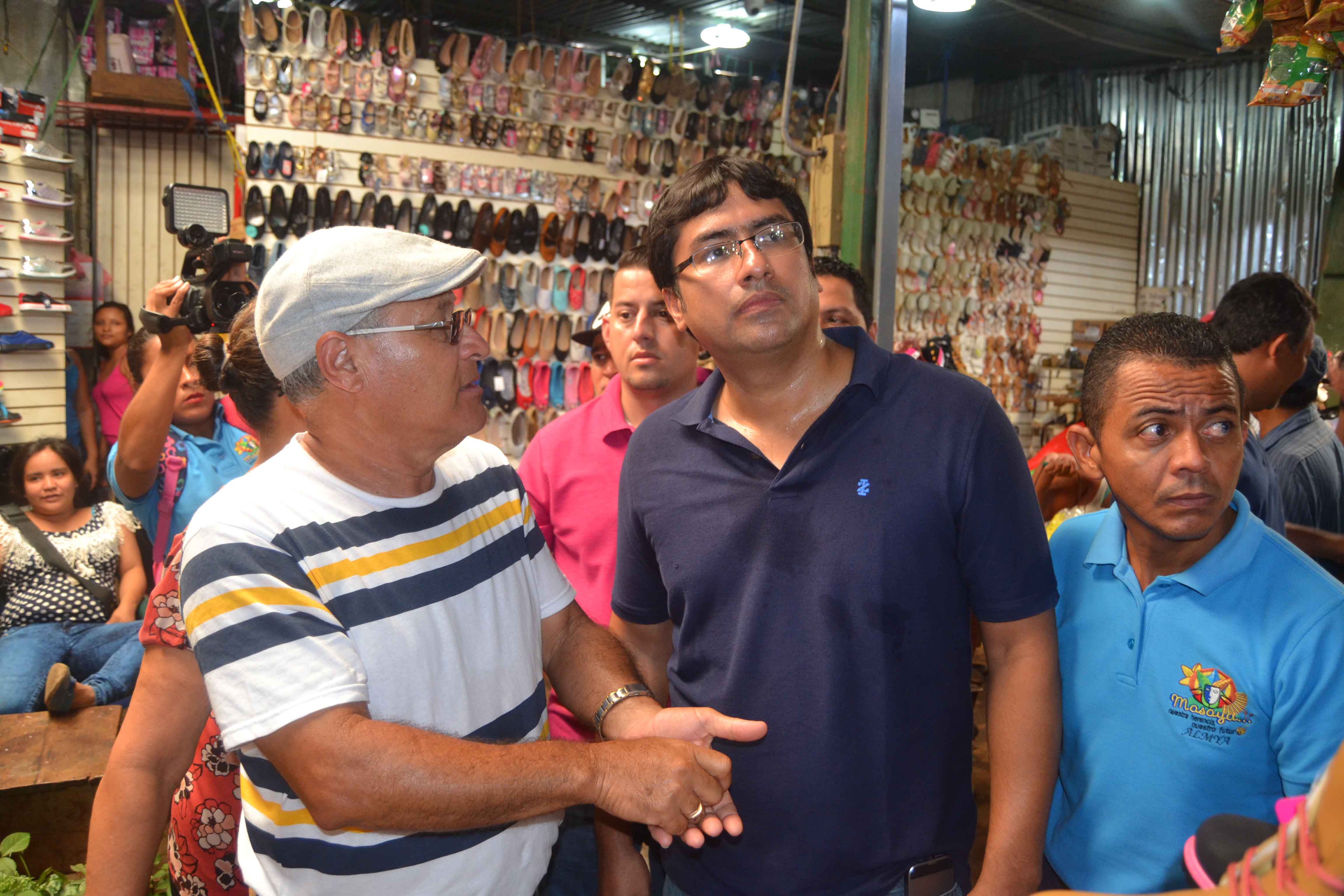 Bosco Castillo visita mercado de Masaya