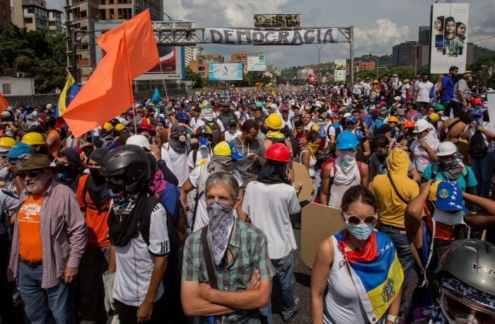 Marcha de ancianos intenta llegar al corazón de Caracas entre bloqueos