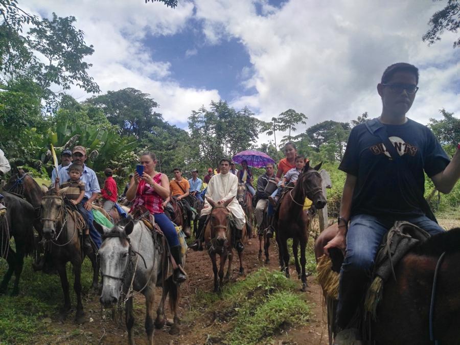 Un obispo cercano a sus ovejas