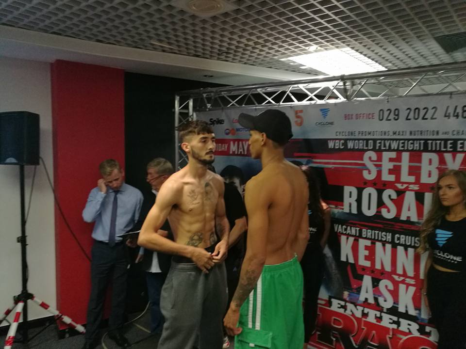 Andrew Selby y Cristofer Rosales en el cara a cara después de dar el peso los dos en el Reino Unido. Foto: Cortesía/ Wilmer Hernández