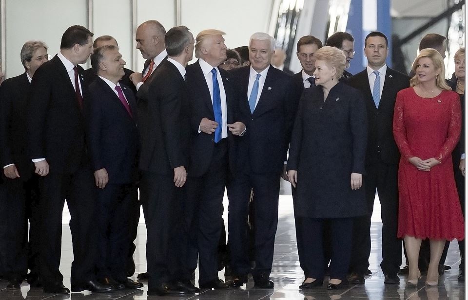 El momento en el que Donald Trump empuja al primer ministro de Montenegro en una reunión de la OTAN