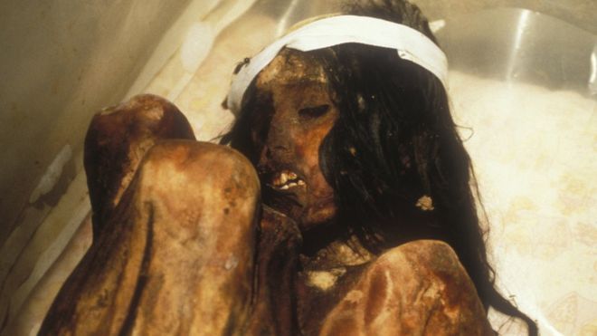 ¿Por qué tras la muerte algunos cuerpos se descomponen y otros se momifican?