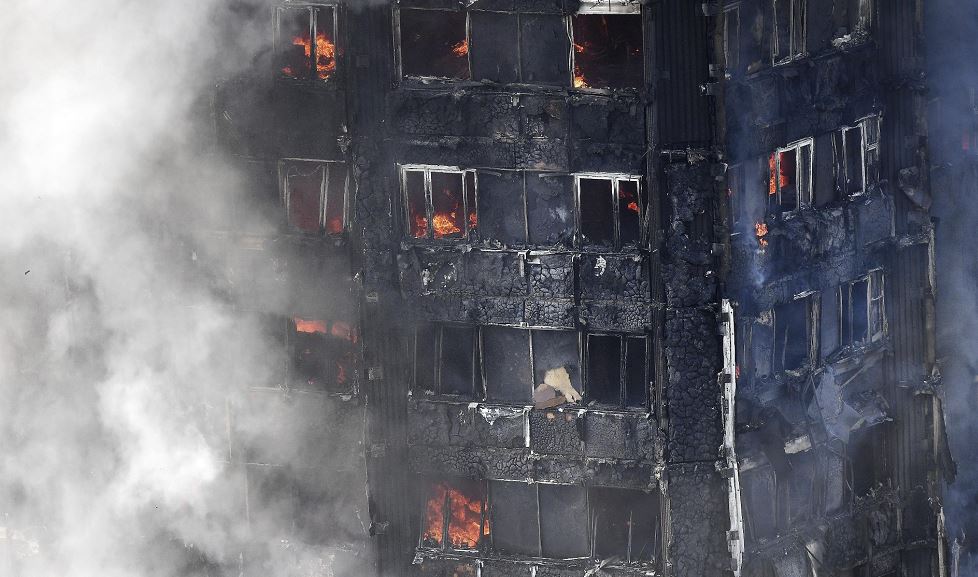 Incendio en edificio deja al menos 12 personas muertas