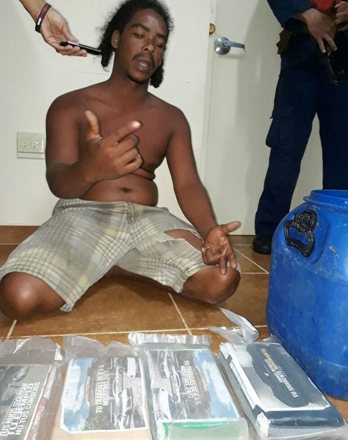 Víctor Alonso Moody Hunter, de 27 años, originario de Tasbapouni, fue detenido por transportar cuatro tacos de droga en una lancha, en el sector del falso Bluff. LA PRENSA/Cortesía H. Zamora