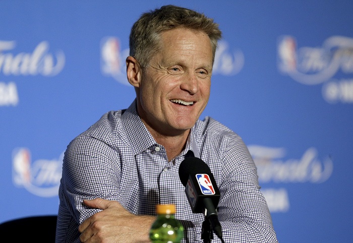 Steve Kerr continuará al menos una temporada más con los Warriors de Golden State, a los que ha llevado a tres finales consecutivas y ha ganado dos. LA PRENSA/AP/Ben Margot